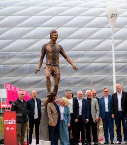 Na razkritje spomenika so prišli med drugim Uli Höness, Karl-Heinz Rummenigge, Klaus Augenthaler, Paul Breitner, Lothar Matthäus, Stefan Reuter, Pierre Littbarski, Raimond Aumann, Hansi Pflügler in drugi (BAYERN MUNICH/FACEBOOK)
