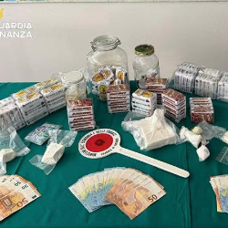 Zasežene prepovedane substance in gotovina (FINANČNA POLICIJA)