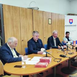 Tiskovna konferenca ob predstavitvi knjige Rudija Vouka (drugi z desne) je bila dobro obiskana (FOTO B. J.)