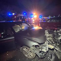 Skrotovičena pločevina, ostanki prometne nesreče s smrtnim izidom na avtocestnem priključku
