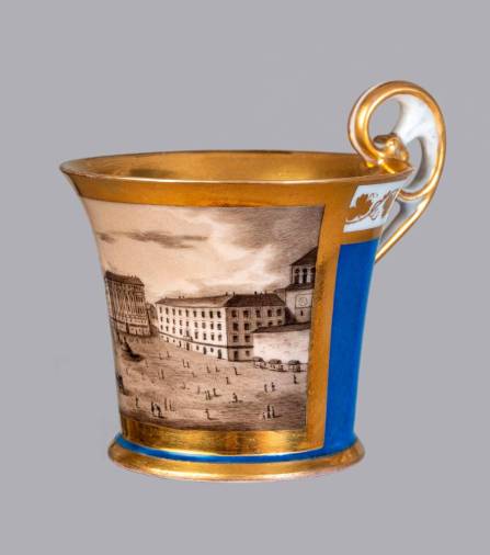 Porcelanasta skodelica iz obdobja bidermajer, poslikana z veduto Velikega trga iz leta 1827