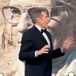 Ezio Greggio (levo) in Andro Merkù - Del Debbio v oddaji Striscia la notizia (MEDIASET)