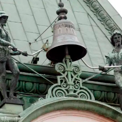 Slavna zvonarja Mihec in Jakec na Mestni hiši (ARHIV)