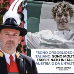 Vodja Schütznov Cristoph Schmidt in v ozadju Sinner s svojo izjavo (ANSA)