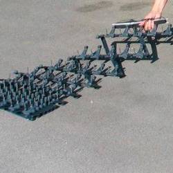 Ženska je zapeljala čez stinger in nadaljevala beg pred policisti s predrtimi pnevmatikami, fotografija je simbolična (ARHIV)