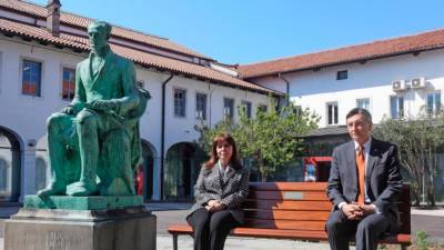 S klopjo prijateljstva ob bronastem kipu Kapodistriasa Slovenija in Grčija poudarjata medsebojno povezanost (TOMAŽ PRIMOŽIČ/PRIMORSKE NOVICE/FPA)