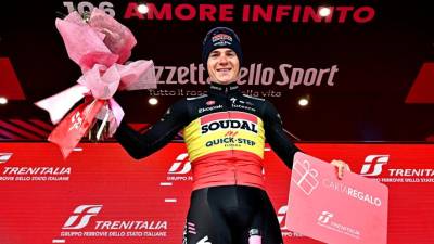 Remco Evenepoel po včerajšnji zmagi, le nekaj ur pred odstopom (ANSA)