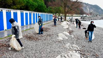 Prostovoljci so očistili plažo Castelreggio (FOTODAMJ@N)