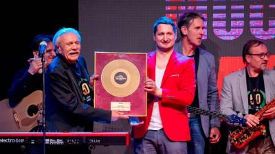 Slobodan Filipovič ob prejemu zlate plošče ob 50. obletnici skupine (MOČ GLASBE NAS ZDRUŽUJE)