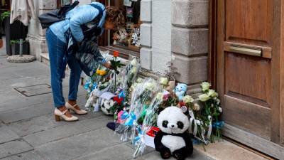 Igrače in pisemca pred hišo, v kateri je v sredo zvečer izgubil življenje devetletni Giovanni (LUCA TEDESCHI/FOTODAMJ@N)
