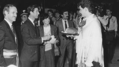 Z leve Pavel Fonda in kralj Karel III., ki mu je dekle v noši za dobrodošlico ponudilo kruh in sol (ARHIV)