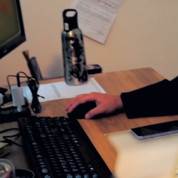 Karabinjerji so zaradi posedovanja otroške pornografije aretirali moškega (KARABINJERJI)