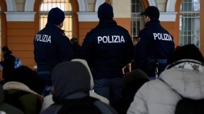 Selitev beguncev v Starem pristanišču v Trstu (TEDESCHI/FOTODAMJ@N)