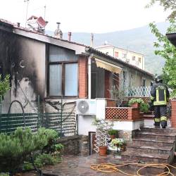 Ogenj je poškodoval le fasado hiše, gasilci so požar pogasili