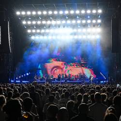 Gorillaz občinstvo popeljali na potovanje skozi 25 let svoje zgodovine
