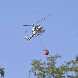 Helikopter civilne zaščite je danes zalil požarišče, saj je ob tleh še tlelo