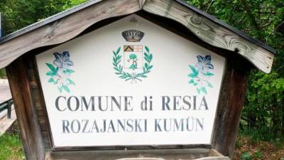 V Reziji govorijo narečje, ki spada med slovenska, mnogi govorci pa se ne prepoznavajo v slovenski kulturi