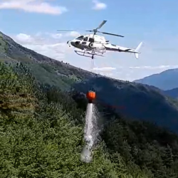 Na Postovčiču so gasili s helikopterjem (CIVILNA ZAŠČITA)