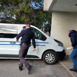 Pravosodna policista sta obtoženega po razglasitvi sodbe odpeljala nazaj v pripor, v katerem je od lanskega maja (SIJAN PRETNAR/PRIMORSKE NOVICE)
