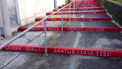 Stopnišče so simbolično obarvali z rdečo (BUMBACA)