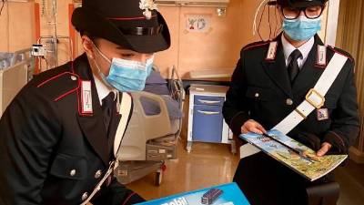 Karabinjerki v tržaški pediatrični bolnišnici Burlo Garofolo (KARABINJERJI)