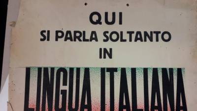 Izvirnik plakata, ki zapoveduje izključno rabo italijanskega jezika, hrani OZE NŠK