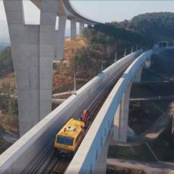 V dolini Glinščice na trasi drugega tira med Divačo in Koprom je včeraj potekala zadnja vezava tira (2TDK)