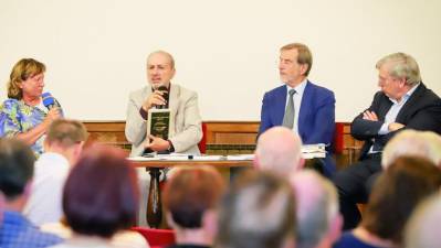 Predstavitev na Kostanjevici. Z leve Magda Jevnikar, Carlo Spartaco Capogreco, Lojze Peterle in Ivo Jevnikar (TIBALDI)