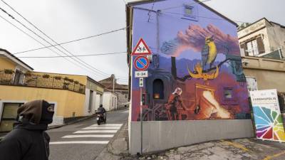 Levo avtor murala Gabriele Bonato (Ver_tical) in stenska poslikava v spomin na Nadio Toffa (FOTODAMJ@N)