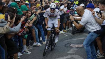 Pogačar v objemu množice kolesarskih navdušencev na zadnji vzpon v stari del Bergama (FB/UAE TEAM EMIRATES)