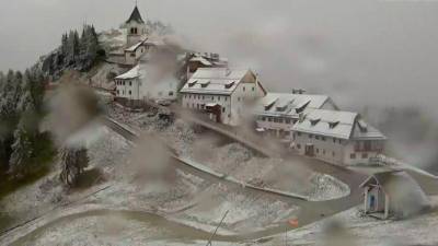 Sneg je pobelil Višarje, pogled ovirajo snežinke na spletni kameri (SPLETNA KAMERA PROMOTURISMO.FVG)