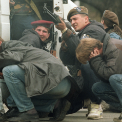 Pripadnik bošnjaške vojske strelja med civilisti, ki se skušajo zaščititi pred napadom ostrostrelca (ANSA)