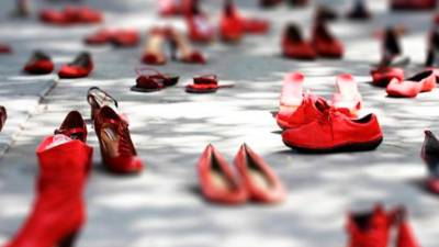 Rdeči čevlji simbolizirajo nasilje nad ženskami (ARHIV)