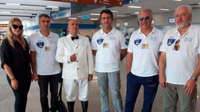 Na letališču v Pescari so se Eugenio Sirolli (drugi z desne) in člani društva FlyStory pred poletom proti reki fotografirali z »Gabrielejem D’Annunziem« (tretji z leve) (FLYSTORY)