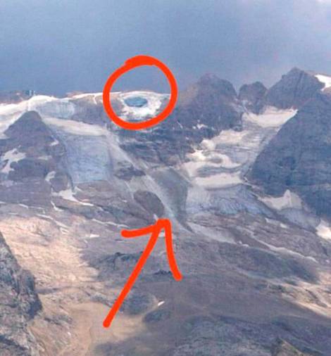 Na gori Marmolada se je odlomil del ledenika in je plaz zasul večje število plezalcev (ANSA)