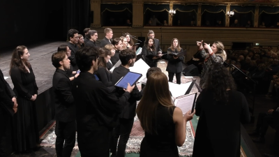 Zbor vodi Petra Grassi (desno)