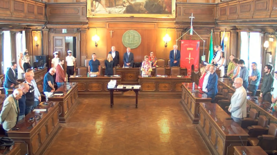 Mestni svetniki so se z minuto molka spomnili Martine Oppelli (ZAJEM ZASLONA)