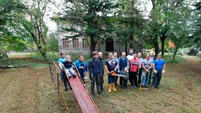 Čistilna akcija na vrtu Osnovne šole Karla Destovnika Kajuha v Gropadi (FOTODAMJ@N)