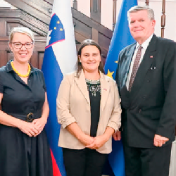 Z leve državna sekretarka Helena Jaklitsch, ministrica za Slovence v zamejstvu in po svetu Suzana Lep Šimenko in bodoči slovenski generalni konzul v Trstu Tomaž Kunstelj (USZS)