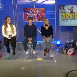 Gostje Športela Julija Kralj, Blaž Petejan in predsednica SPDT Loredana Gec z voditeljem oddaje Igorjem Malalanom (ZAJEM ZASLONA)