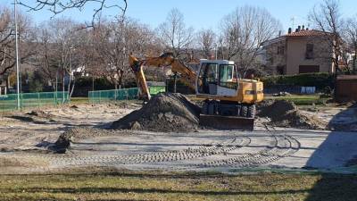 V ponedeljek se je na igrišče pripeljal bager, ki bo poskrbel za odstranitev dosedanjega peska