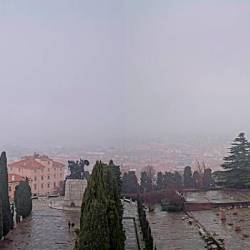 Pogled z Gradu sv. Justa proti zamegljenemu Trstu danes ob 11.45 (SPLETNA KAMERA PANOMAX.COM)