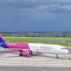 Letalo družbe Wizz Air na ronškem letališču