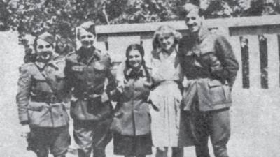 Andreana Družina (druga z desne), ob njej Ančka Hafner (ARHIV)
