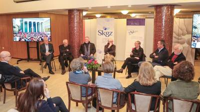 Ob moderatorju Sandorju Tencetu (v sredini) so bili od leve Andrej Berdon, Sergij Pahor, Rudi Pavšič, Jole Namor, Franco Juri in Miloš Budin (TIBALDI)