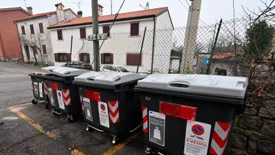 Pametne zabojnike v kriškem vaškem jedru je nekdo pomazal z rdečo barvo na napravi, ki bere kartice uporabnikov