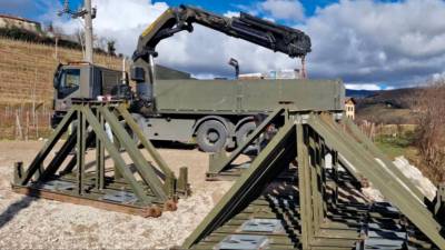 Pripadniki Slovenske vojske so pod vasjo Snežeče v Goriških brdih začeli postavljati pontonski most čez reko Reko (OBČINA BRDA)