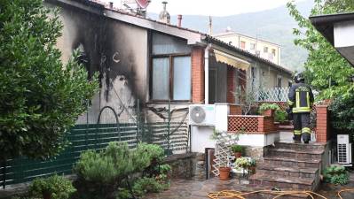 Ogenj je poškodoval le fasado hiše, gasilci so požar pogasili
