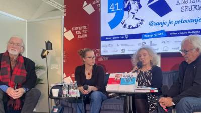 Udeleženci srečanja na Slovenskem knjižnem sejmu v Ljubljani