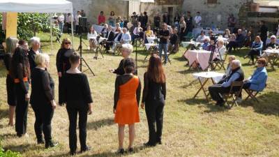 Navzočim so postregli s svežim zajtrkom in petjem (BUMBACA)